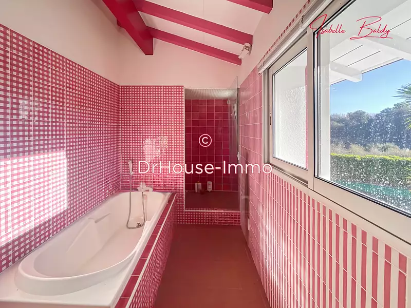 Maison, 242 m²