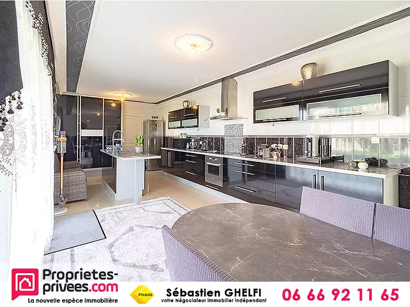 Maison, 235 m²