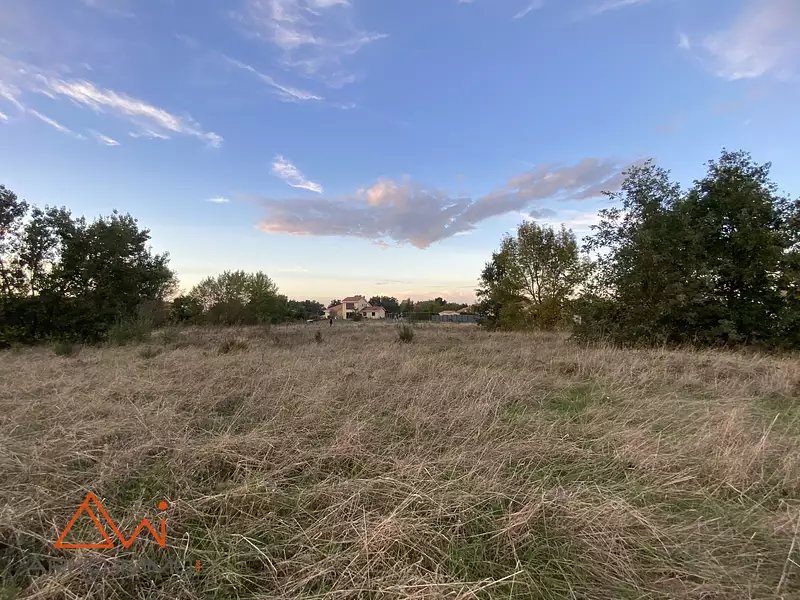 Terrain, 10 076 m²