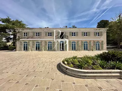 Maison, 1 600 m²