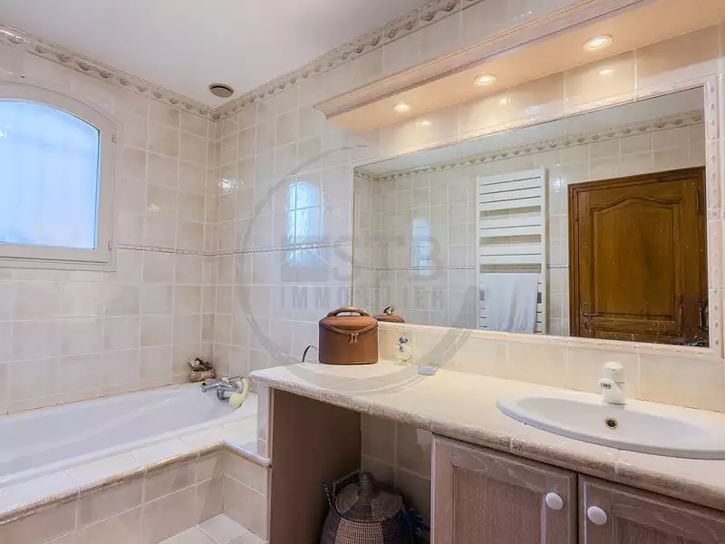 Maison, 166 m²