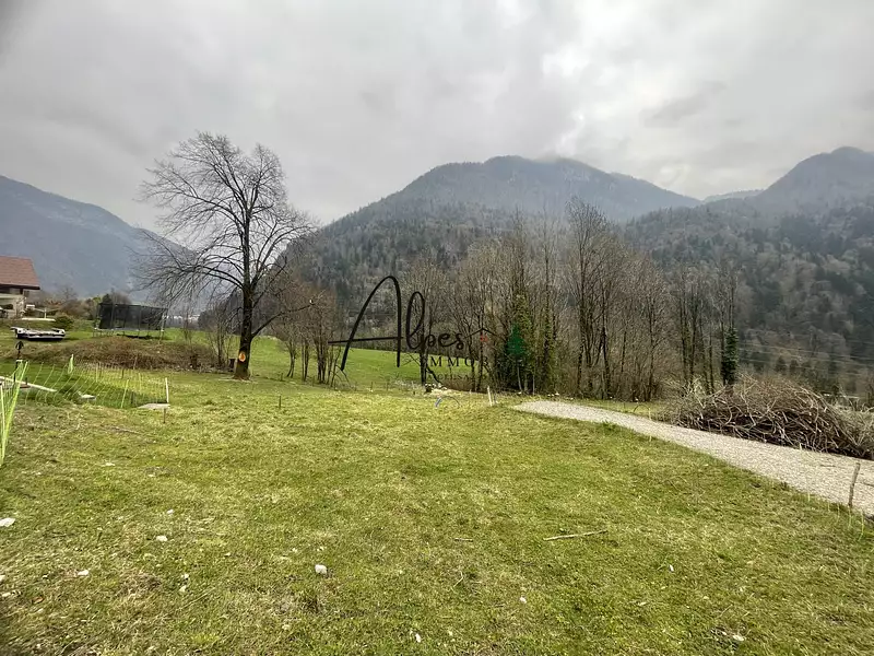 Terrain, 647 m²