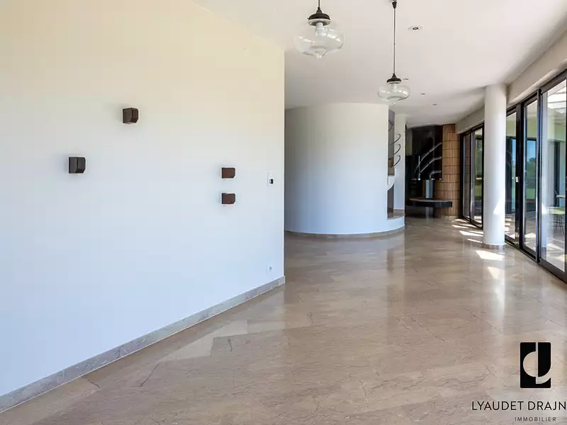Maison, 323,3 m²