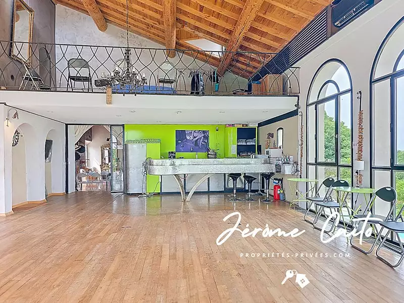 Immeuble, 1 358 m²