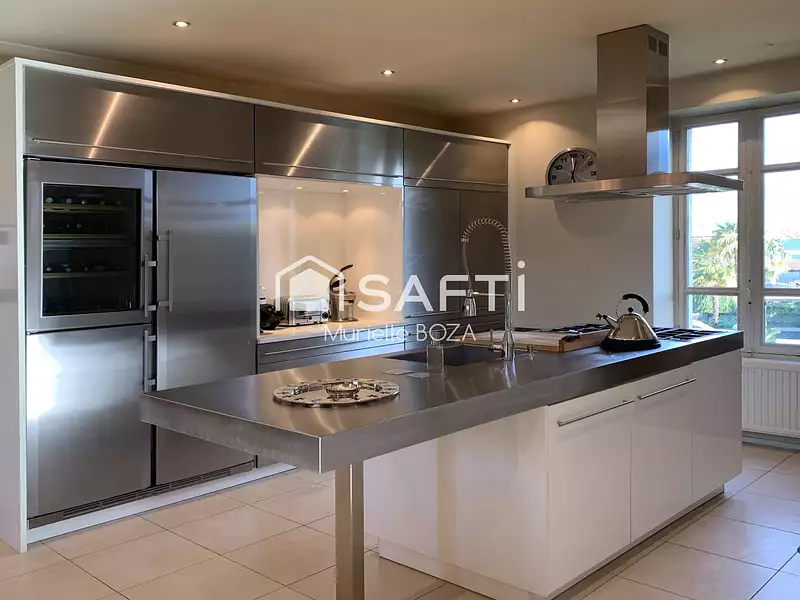 Maison, 748 m²