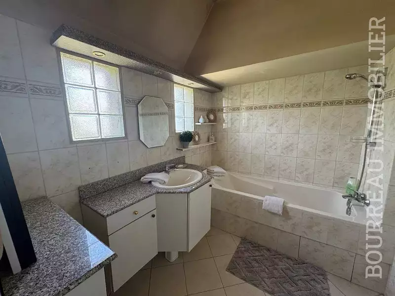Maison, 251 m²