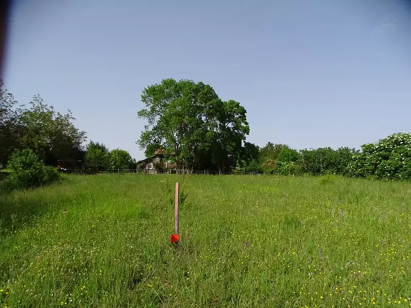 Terrain, 1 400 m²
