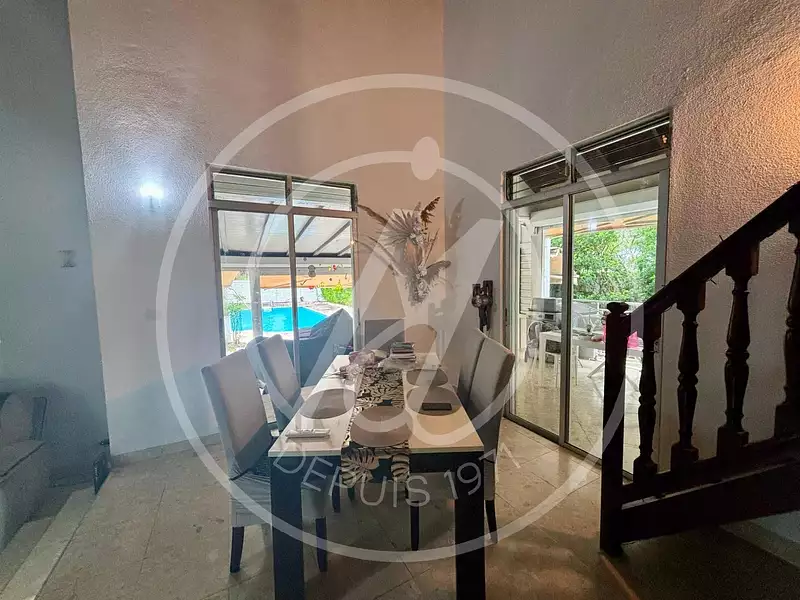 Maison, 256 m²