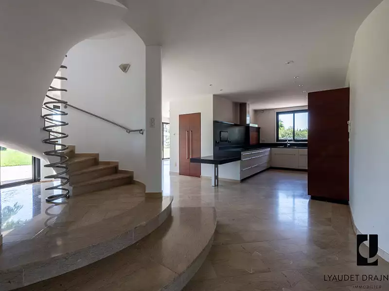 Maison, 323,3 m²
