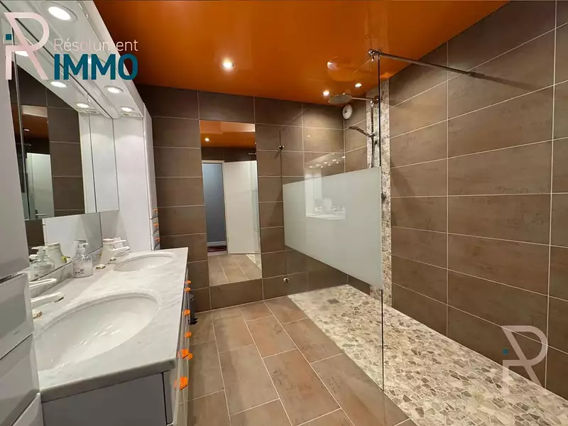 Immeuble, 244,16 m²