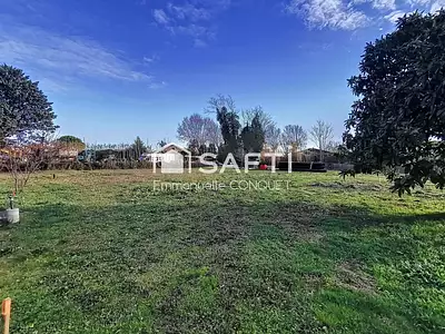 Terrain, 703 m²