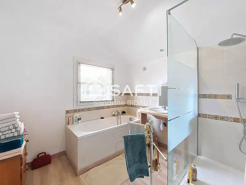 Maison, 225 m²