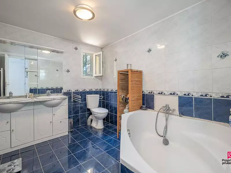 Maison, 196 m²