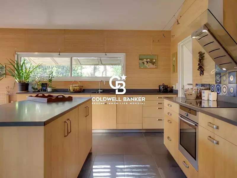 Maison, 240 m²
