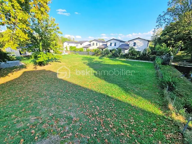 Terrain, 874 m²
