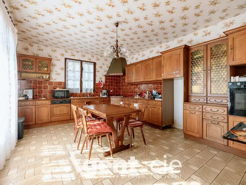 Maison, 240 m²