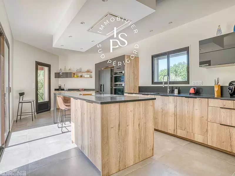 Maison, 242 m²