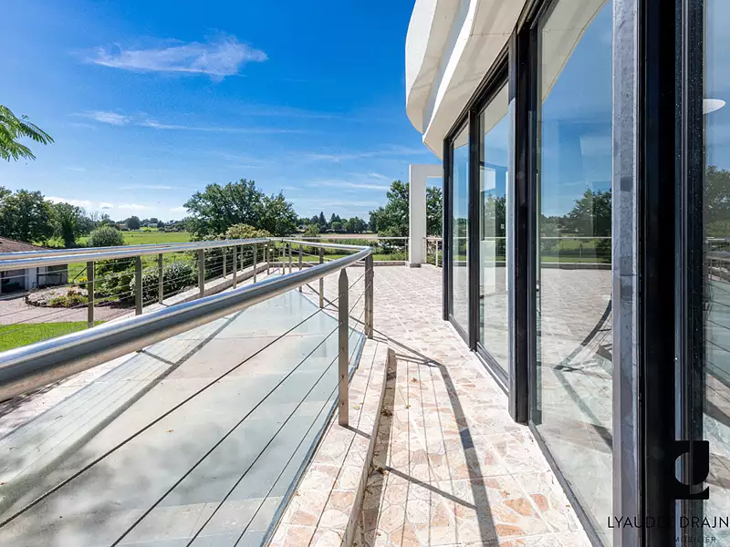 Maison, 323,3 m²