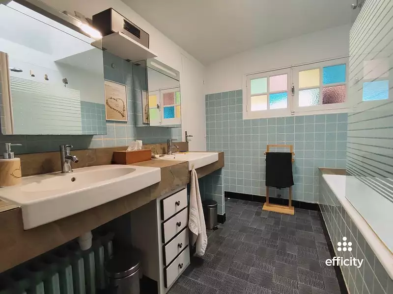 Maison, 235 m²