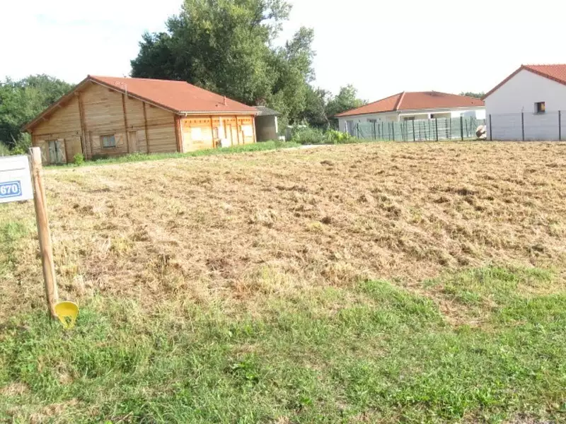 Terrain, 700 m²