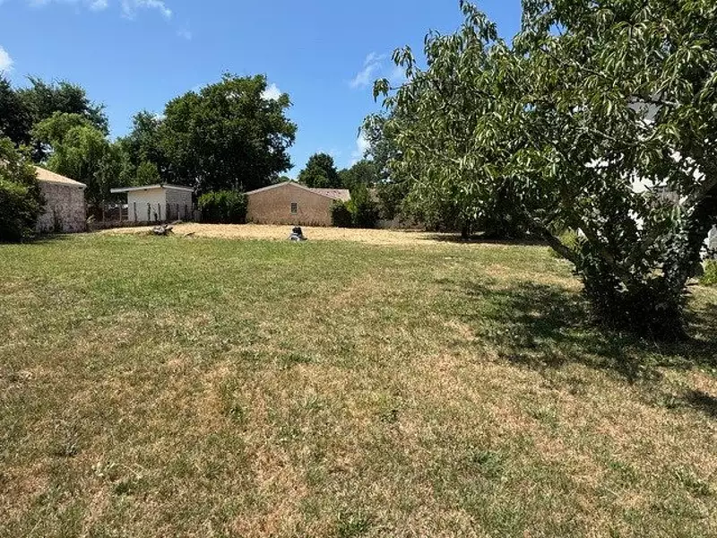 Terrain, 700 m²