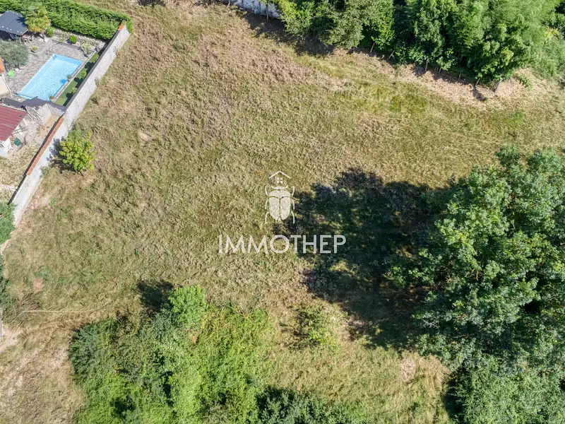 Terrain, 1 738 m²