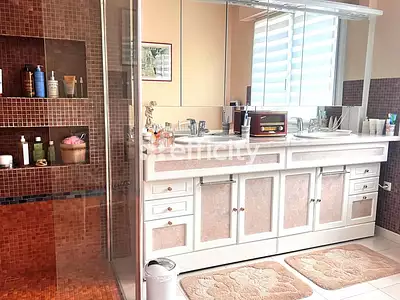 Maison, 240 m²