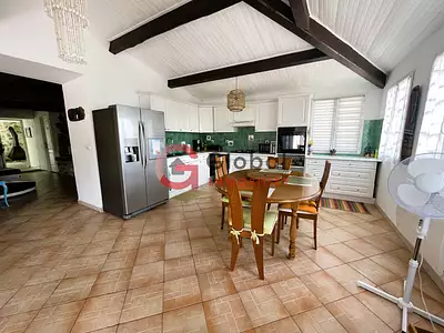 Maison, 260 m²