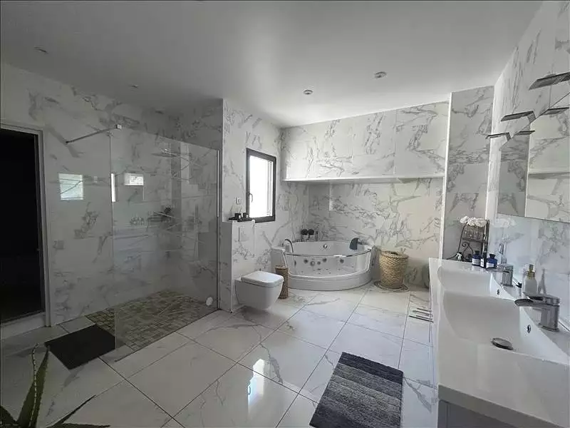 Maison, 218 m²