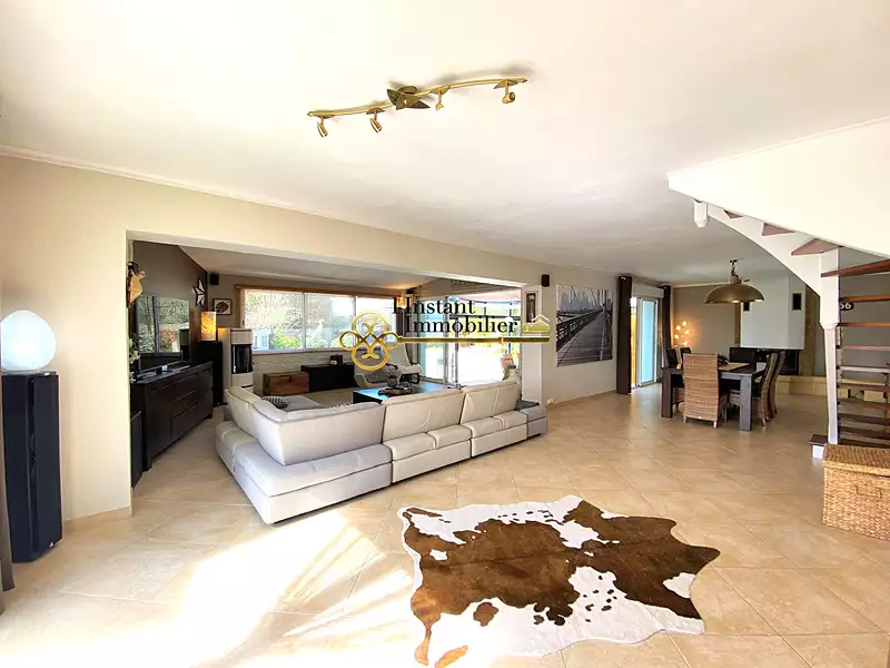 Maison, 225 m²