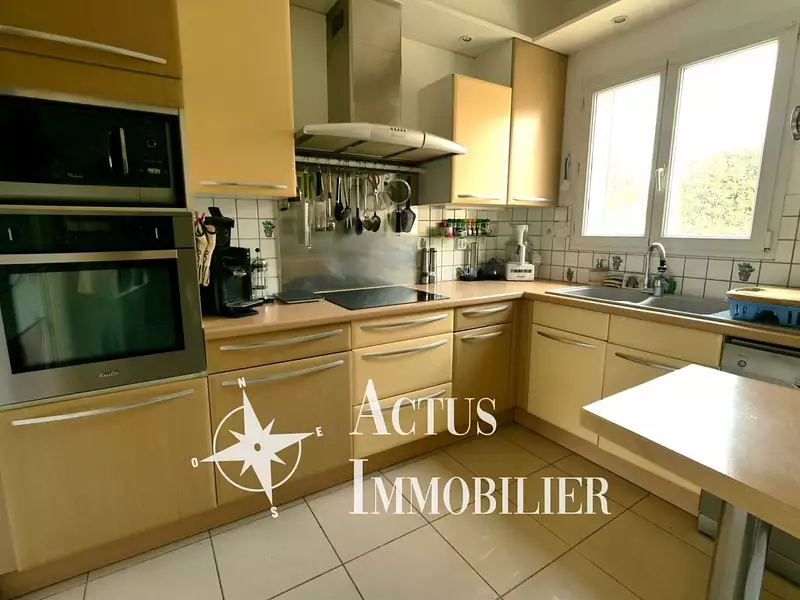 Maison, 196 m²