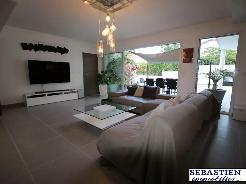 Maison, 243,1 m²