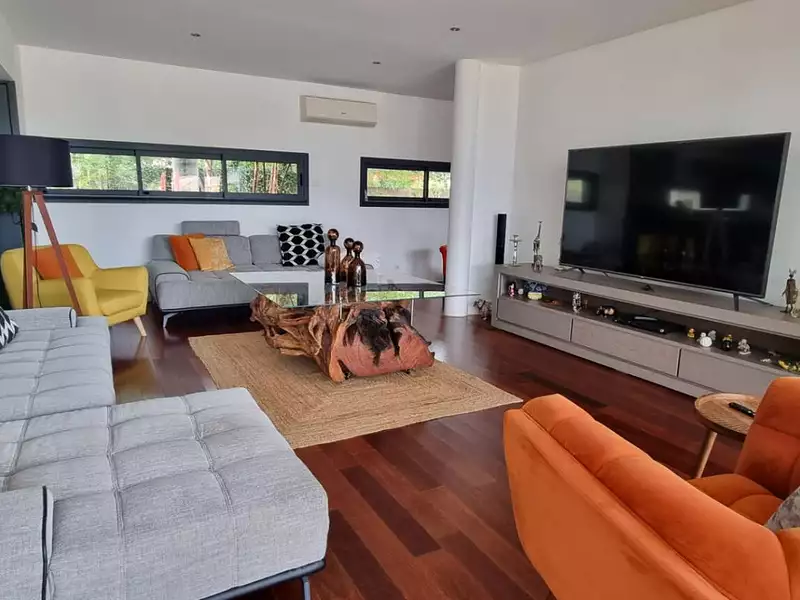 Maison, 805 m²