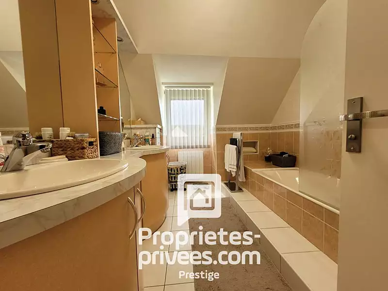 Maison, 196 m²