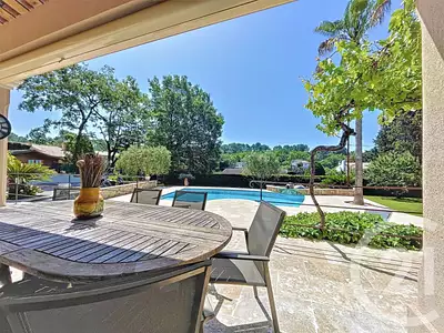 Maison, 245 m²